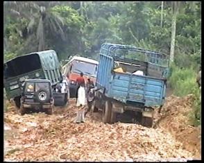 un bourbier sur une route du Bas-Congo/infobascongo