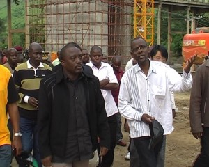 Joseph Kabila visite le pont Mpozo en construction/infobascongo