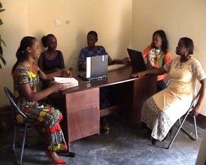 de gauche à droite:Maguy Pambu,Wivine Mungazi,Ruth Mundele,Bénita Sambu,Marie-Louise Ikele/photo infobascongo