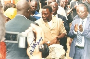 J. Kabila pose la première pierre à mpozo/photo Diav