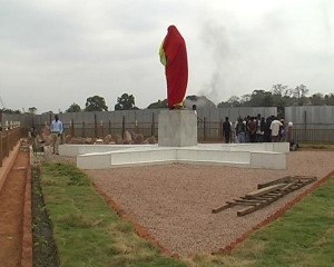 le monument encore voilé/Infobascongo