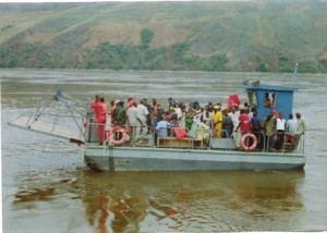 Bac "Kionzo" sur les eaux du Congo/infobascongo