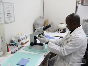 Teste de paludisme dans un laboratoire médical. Radio Okapi/ Ph. John Bompengo
