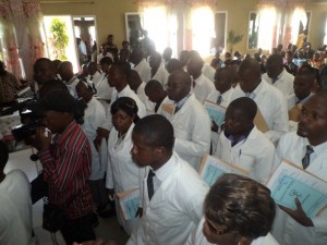 Prestation de serment de nouveaux médecins de l'Université Kongo à Victoria à Matadi/Infobascongo