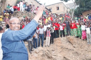 Muller Luthelo ovationné par les habitants de Nzinga Lutete à Matadi/Infobascongo