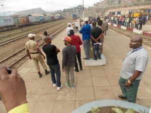 Des habitants attendent l'arrivée du train express à Matadi/Infobascongo
