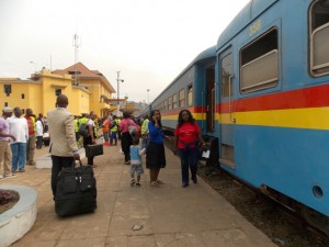 Le train express à la gare centrale de Matadi/Infobascongo