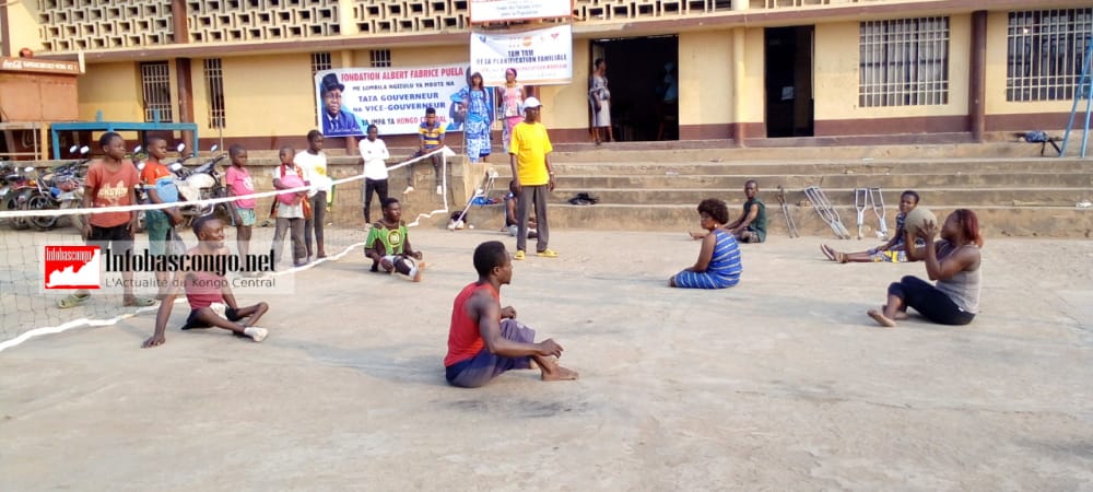 Les personnes vivant avec handicap apprennent le volley-ball-assis à Matadi