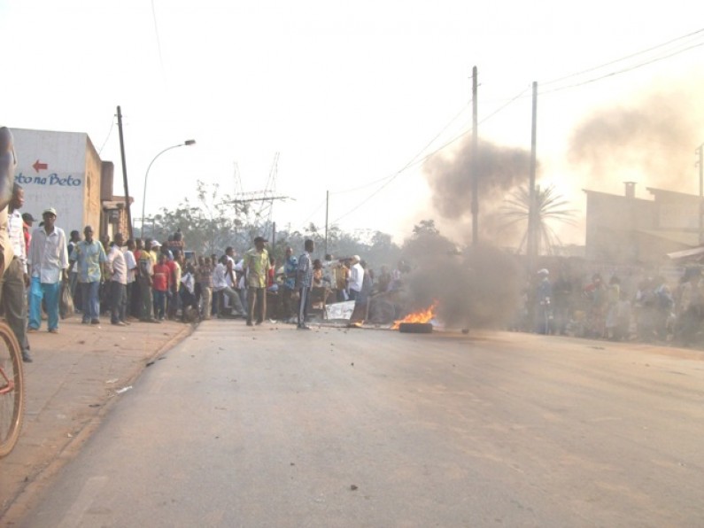 Mbanza-Ngungu : Le trafic des véhicules sur la nationale n° 1 interrompu par les étudiants du CIDEP