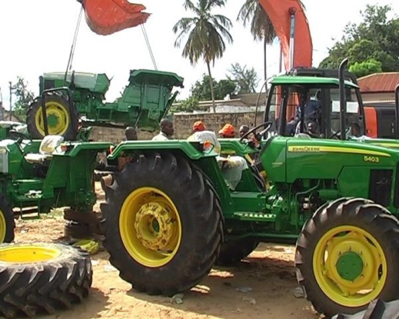 Mvuazi : le gouvernement dote l’institut de recherche d’un tracteur