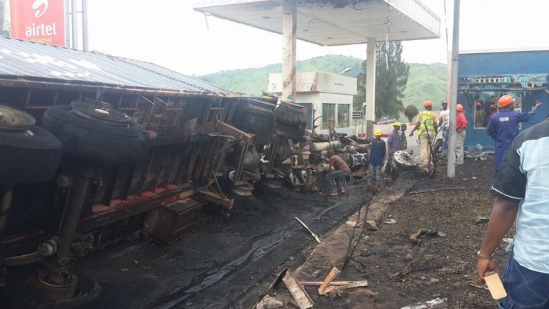 Matadi : un véhicule poids lourds prend feu au poste de péage du pont Maréchal Mobutu.