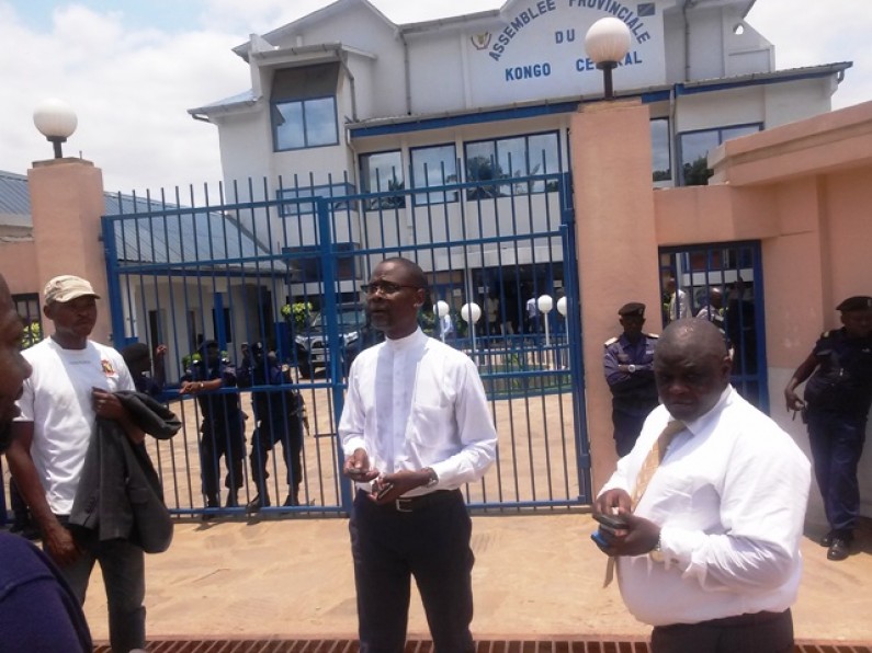 Retour de cinq députés à l’Assemblée du Kongo central : le procureur près la cour constitutionnelle invite Léonard Nsimba à respecter la Constitution