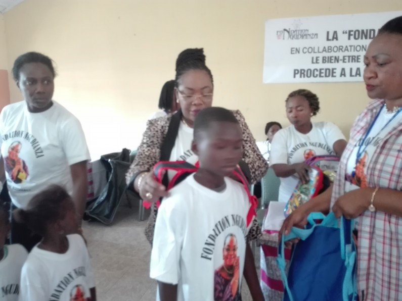 Des kits scolaires,cadeaux d’amour de la Fondation Ngudianza aux enfants de Lemba à Kinshasa