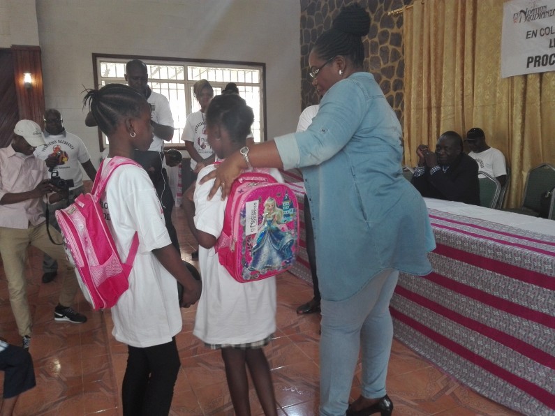 Aux écoliers de Matete de bénéficier des kits scolaires, don de la Fondation Ngudianza