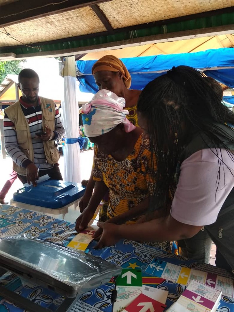Plus de 500 femmes de la Funa expérimentent la machine à voter grâce au Consortium de femmes de la RDC, thématique tourisme