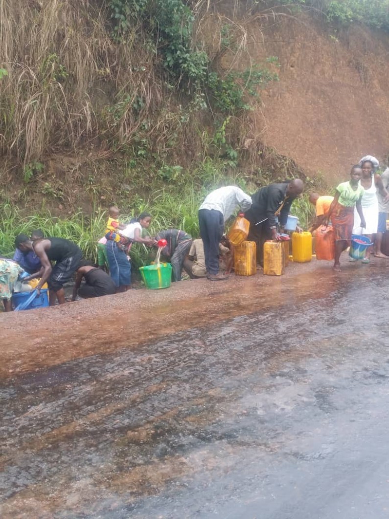 Kongo central:des habtitants bravent le danger et profitent d’un accident d’un camion citerne de carburant  vers Manterne pour piller