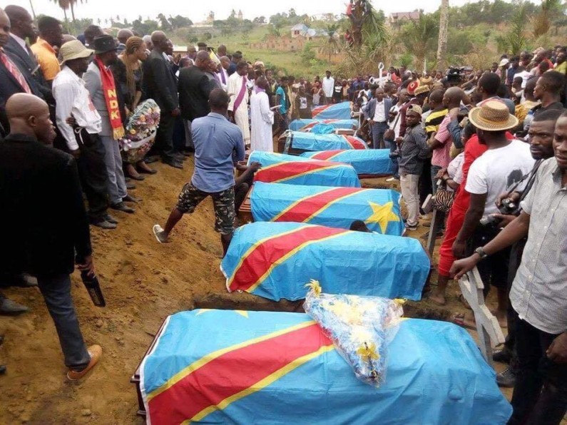 Le Kongo central inhume les victimes de Mbuba