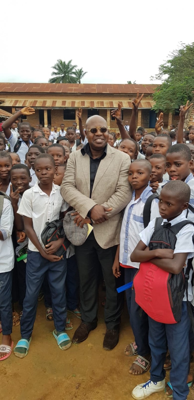 Mathurin Butusolua, un congolais de la diaspora au secours des écoles de Mbanza-Ngungu