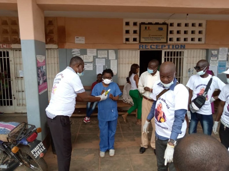 Coronavirus: des kits de protection individuelle, don de la sénatrice Néfertiti Ngudianza, à deux hôpitaux de Matadi et à l’OEBK