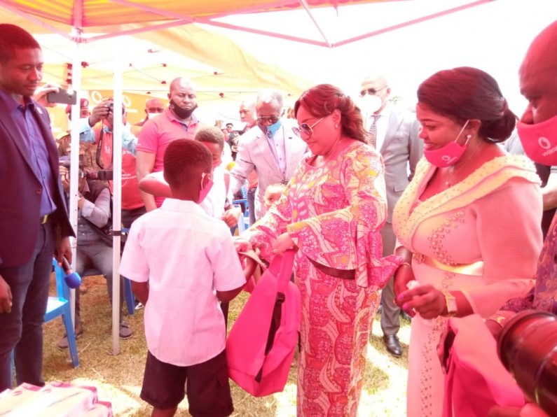 Vodacom et la fondation Denise Nyakeru offrent des kits scolaires aux écoliers de Kola, à Mbanza-Ngungu