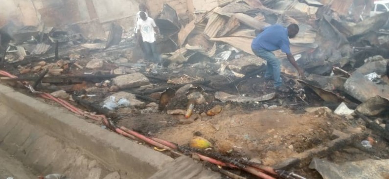 Matadi : un incendie qui serait causé par un joint de chanvre ravage des maisons commerciales à Buima