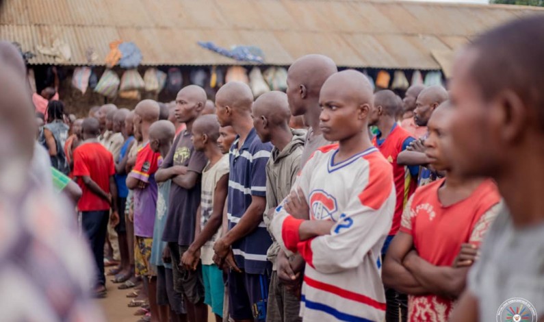  »A Mbanza-Ngungu, la moyenne des décès par trimestre tourne autour d’une bonne dizaine,alors qu’à Matadi, c’est 64 décès par trimestre »: Albert Fabrice Puela découvre des prisons  »mouroirs » au Kongo central
