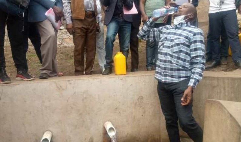 Les habitants de Kimuingu, à Mbanza-Ngungu, heureux d’avoir de l’eau potable grâce au député Roger Matondo