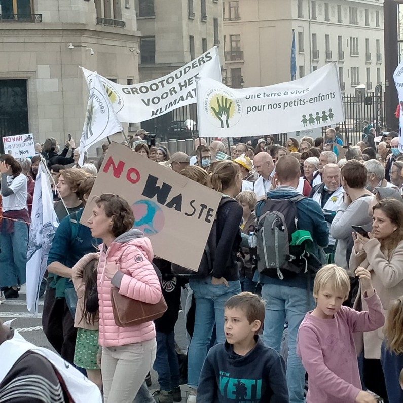  » On était entre 50 000 et 70 000 à être plus chaud que le climat  » : à Bruxelles, la marche réussie de la coalition climat