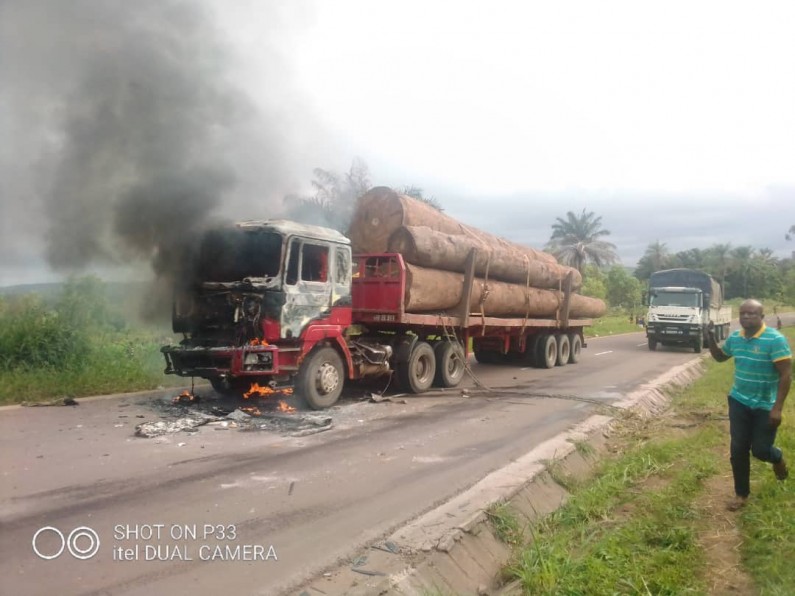 Après un accident mortel, des jeunes brûlent un poids lourd à Boko, à Mbanza-Ngungu