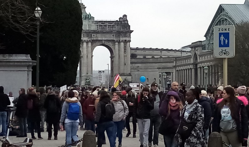 Manifestation contre les mesures sanitaires  à Bruxelles : trois policiers et douze manifestants blessés