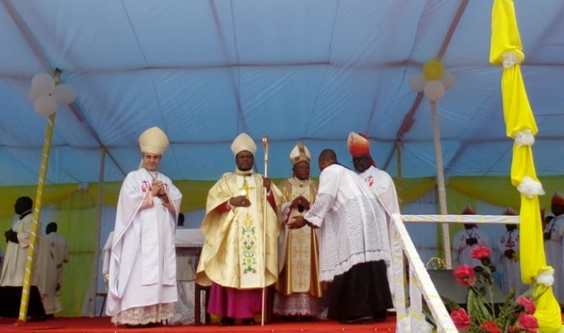 Le Cardinal Ambongo installe Mgr André-Giraud Pindi « le don d’un pasteur selon le cœur de Dieu « 