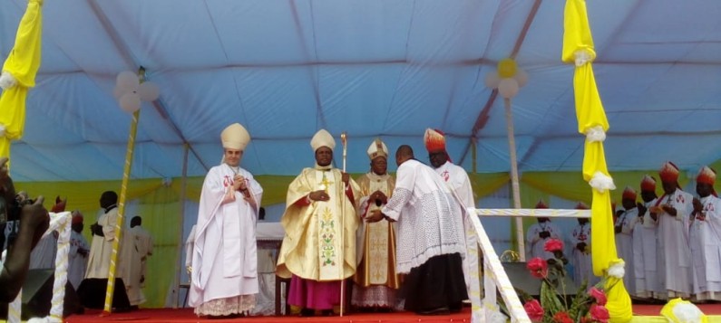 Le Cardinal Ambongo installe Mgr André-Giraud Pindi « le don d’un pasteur selon le cœur de Dieu « 