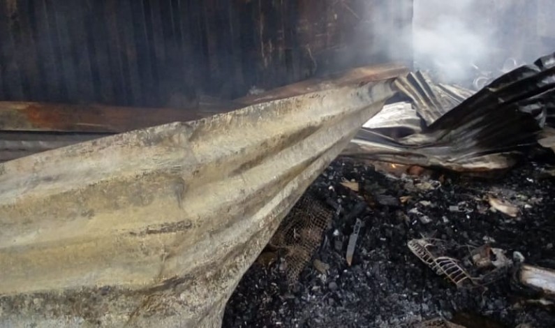 Un incendie spectaculaire réduit en poussière des maisons de fortune à Matadi