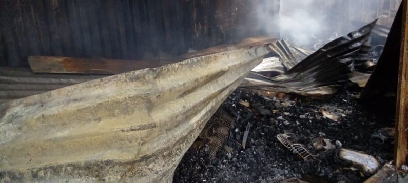 Un incendie spectaculaire réduit en poussière des maisons de fortune à Matadi