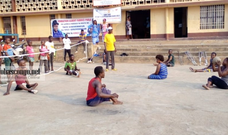 Les personnes vivant avec handicap apprennent le volley-ball assis à Matadi