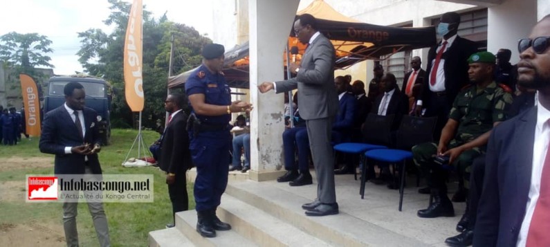 Le commissaire provincial de la police Placide Nyembo donne des instructions précises aux policiers du Kongo central