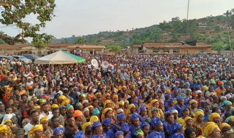 Enrôlement /Ceni: à Lukula, des milliers d’habitants à l’écoute de Simon-Floribert Mbatshi